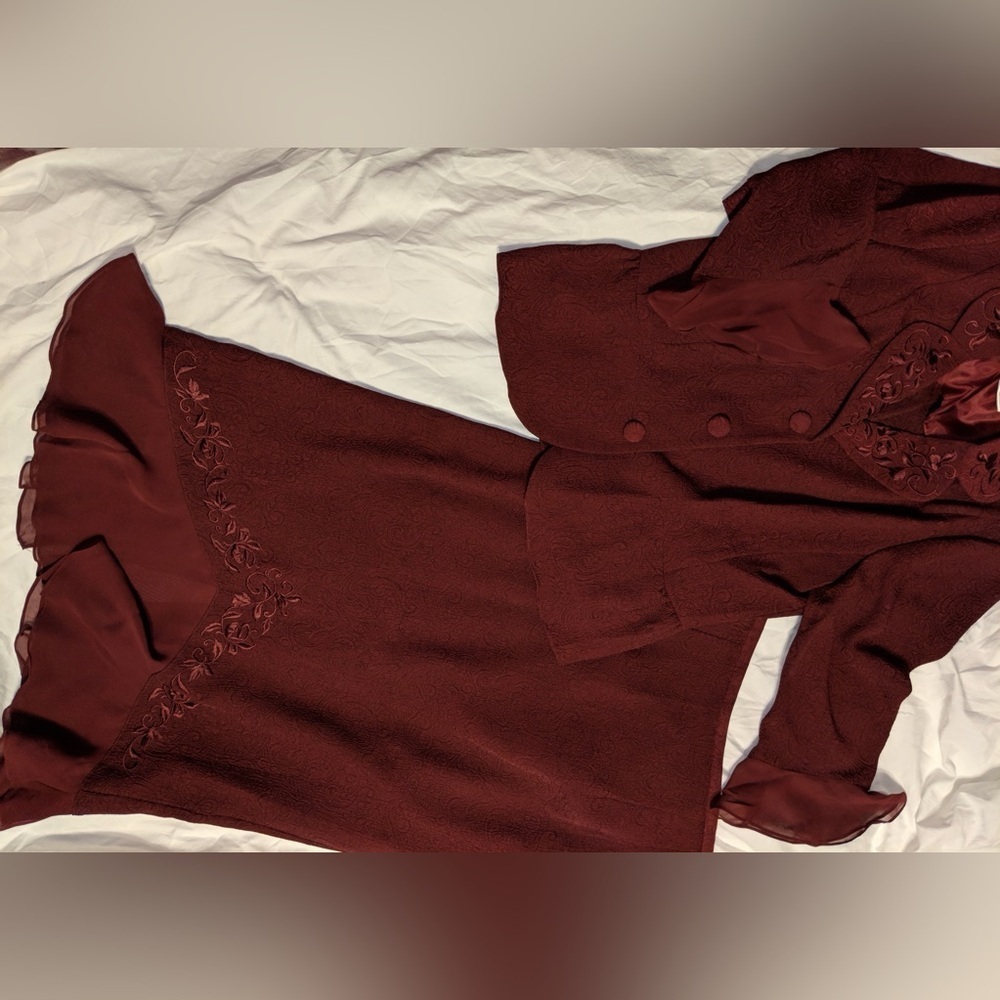 EUC Elegant burgundy woman's suit Women’s size 10